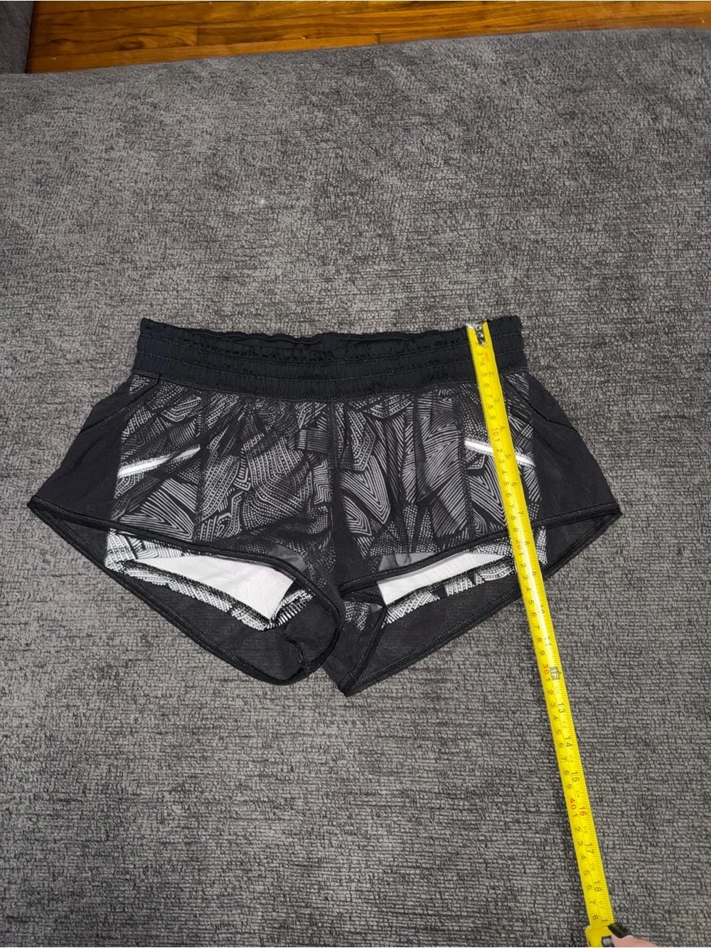 Lululemon City Sky Run By Short Mesh Black Dottie Tribe Size 4 EUC